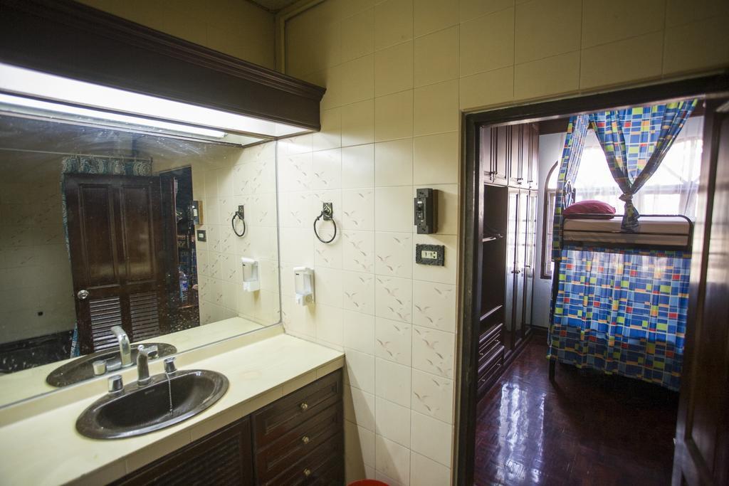 Mad Cow Hostel Bangkok Room photo