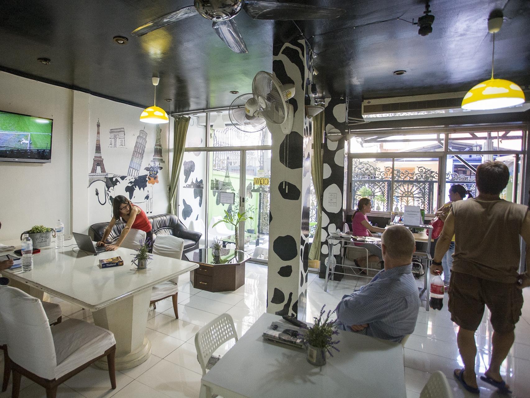 Mad Cow Hostel Bangkok Exterior photo