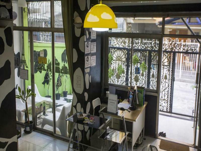 Mad Cow Hostel Bangkok Exterior photo
