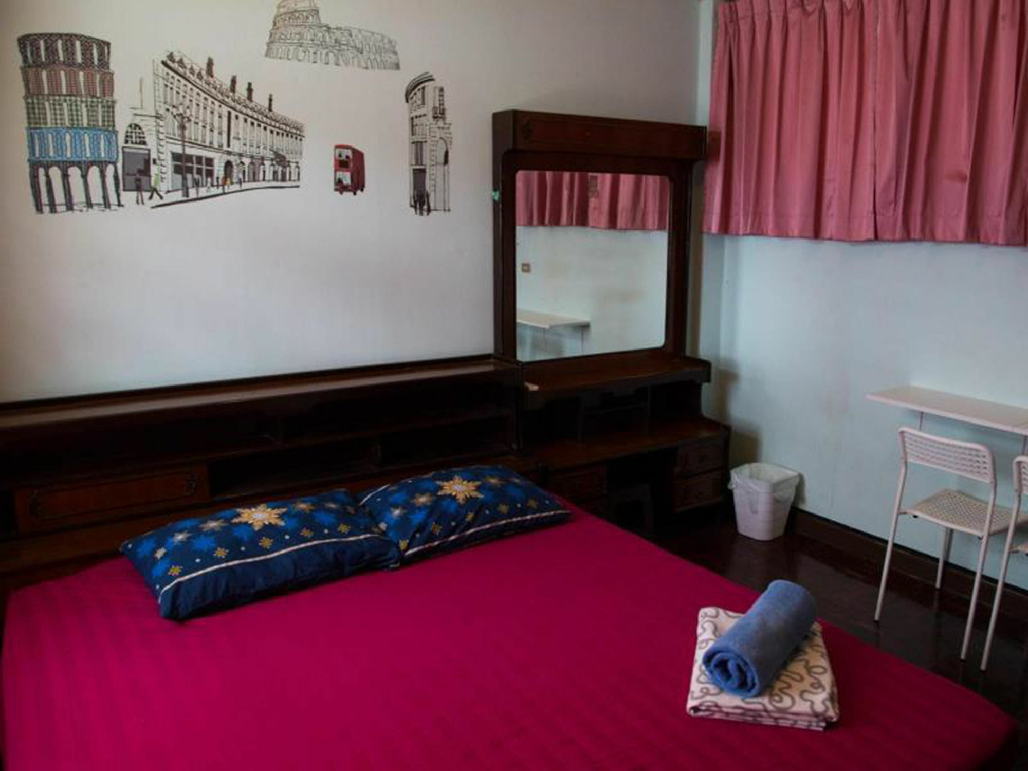 Mad Cow Hostel Bangkok Exterior photo